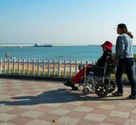盐城八旬老人推轮椅带老伴游中国(为了方便推轮椅带老伴出门)